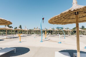 Piscina a l'aire lliure de temporada i gandules