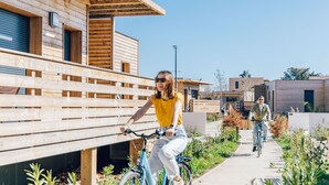 Un bâtiment moderne à l’extérieur en bois, avec un chemin.