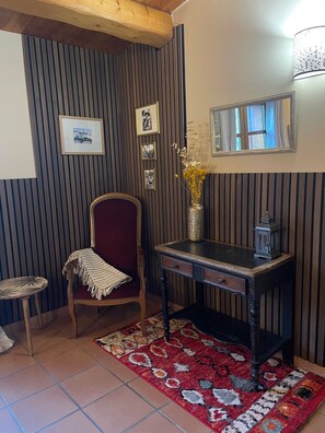 1 habitación, decoración personalizada, muebles diferentes y escritorio