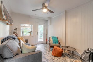 Smart TV, books - The Bright, Sunny Beach Tower House (New Smyrna Beach)