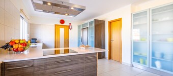 Villa w/ Heatable Pool and Jacuzzi in Carvoeiro