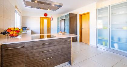 Villa w/ Heatable Pool and Jacuzzi in Carvoeiro