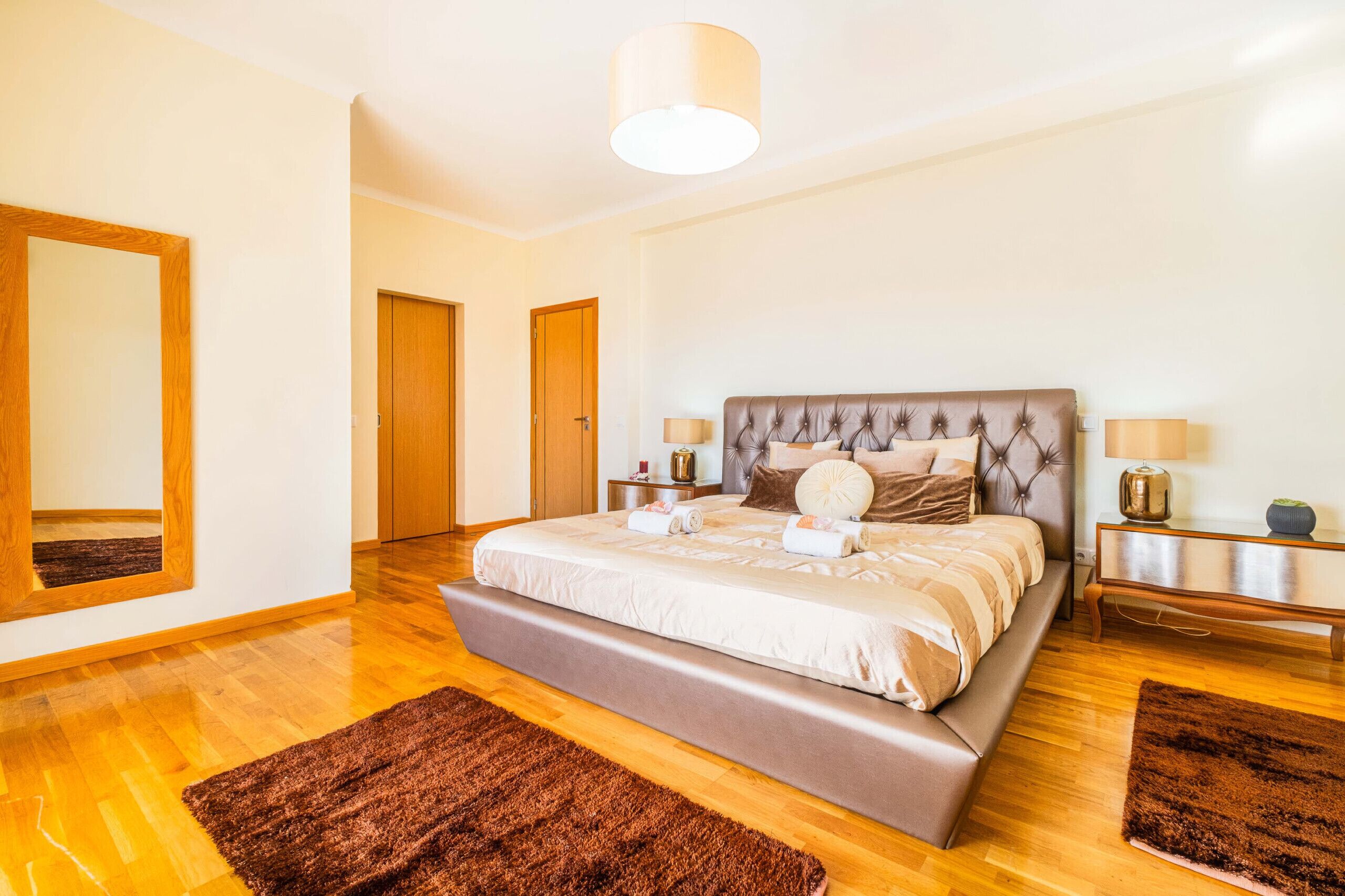 5 bedrooms, iron/ironing board, WiFi (free)