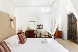 Deluxe Room | Egyptian cotton sheets, premium bedding, in-room safe, desk - Masseria Costanza  (Noto)