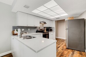 Kylskåp, mikrovågsugn, ugn och spishäll