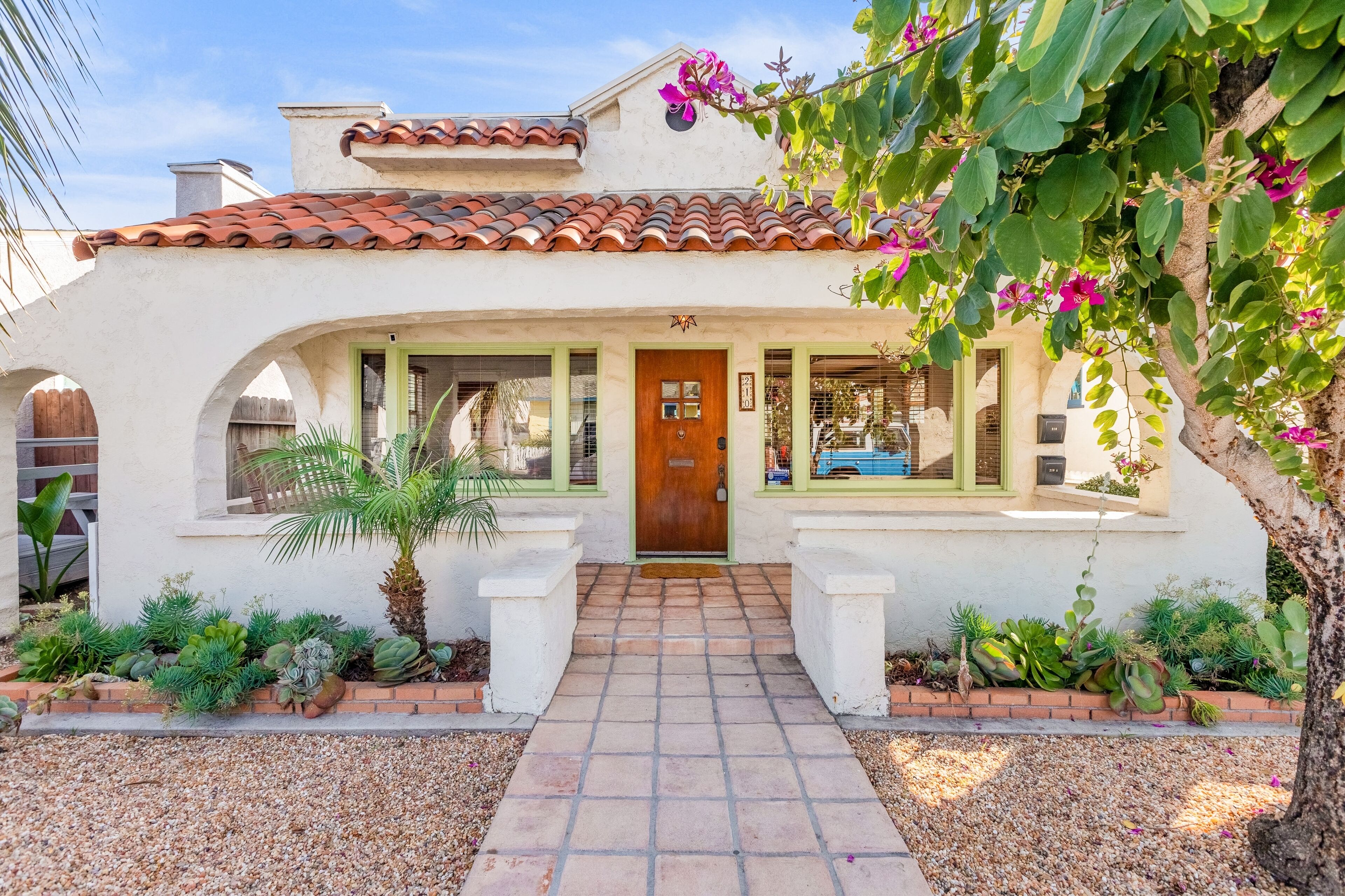 Blooming Spanish-style oasis near area's beaches & eateries - courtyard & AC