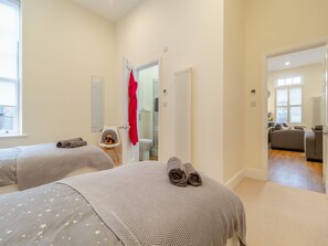 2 bedrooms, free WiFi, bed sheets - 2 bedroom accommodation in Cromer (Cromer)