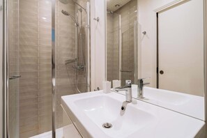 Shower, hair dryer - 1BR Apart with Patio in the heart of Jaurès (Paris)