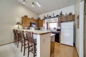 Frigorífico, microondas, placa de cocina y lavavajillas
