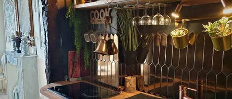 ثلاجة، ميكروويف، موقد طهي مسطح، ماكينة لصنع القهوة/الشاي