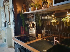 Réfrigérateur, micro-ondes, plaque de cuisson, cafetière/bouilloire