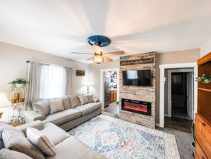 Living area - Cozy home with the right amenities for your visit to our sweet town. (Nashville)