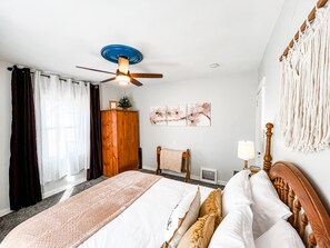 2 bedrooms, WiFi, bed sheets - Cozy home with the right amenities for your visit to our sweet town. (Nashville)