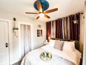 2 bedrooms, WiFi, bed sheets - Cozy home with the right amenities for your visit to our sweet town. (Nashville)