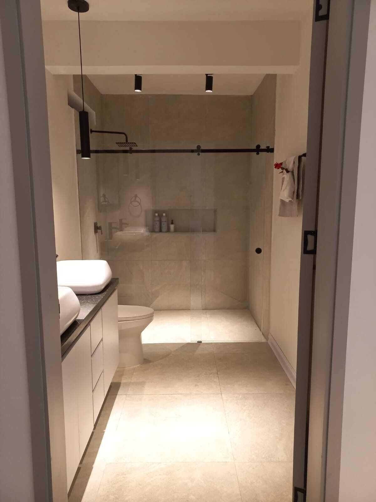 Douche, sèche-cheveux, serviettes fournies, savon