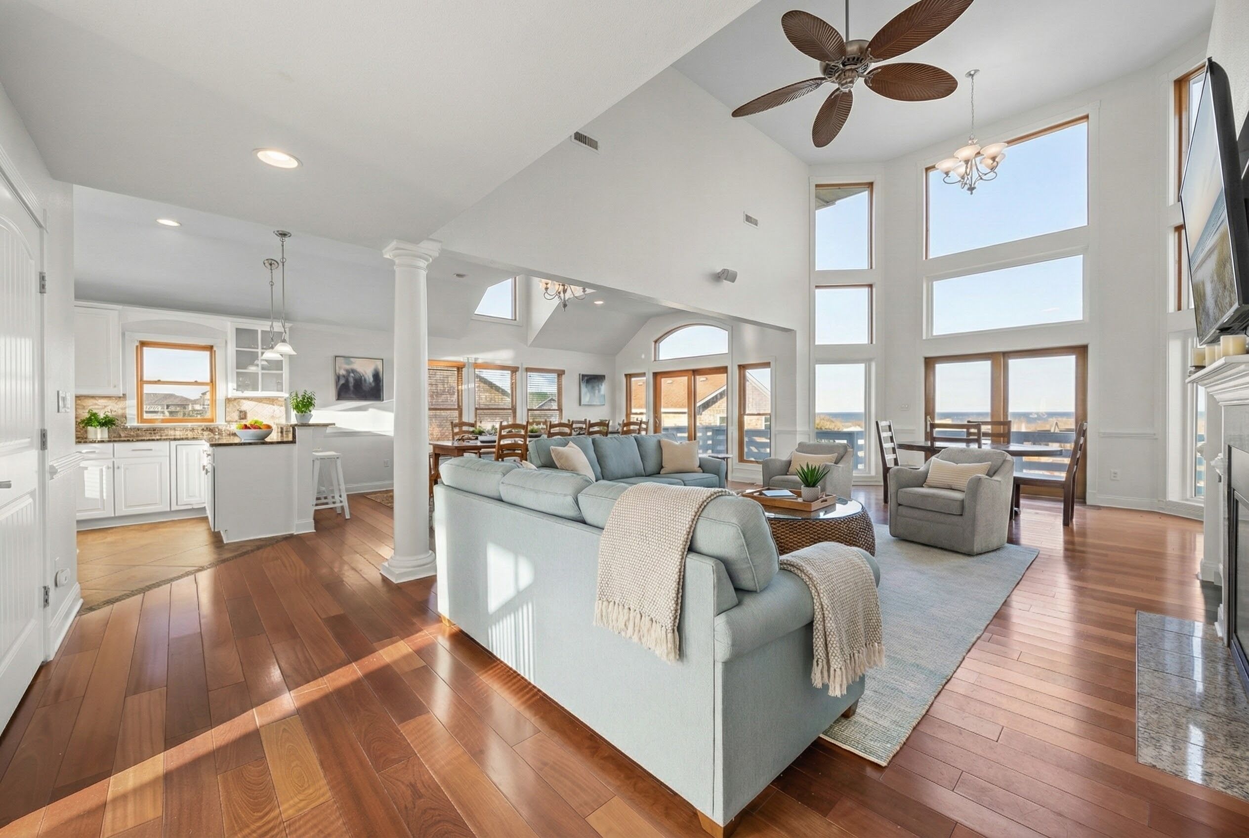 Smart TV, lareira, pebolim, livros