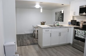 Geladeira, micro-ondas, fogão, cooktop