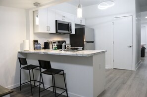 Een koelkast, een microgolfoven, een oven, een kookplaat