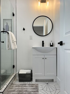 Douche, sèche-cheveux, serviettes fournies, savon