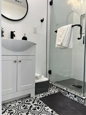 Dusche, Haartrockner, Handtücher, Seife