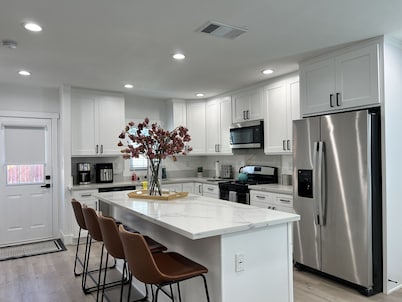 Cozy Remodeled Home - 3 Beds 2.5 Bath - 10 Min to Disney