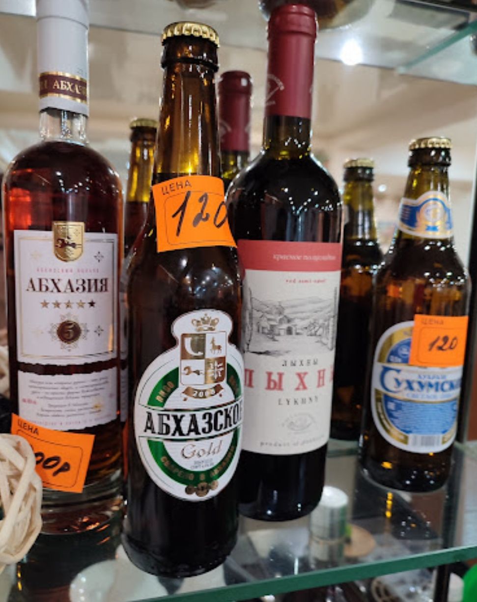 Un assortiment de boissons en bouteille, disposées sur une étagère.