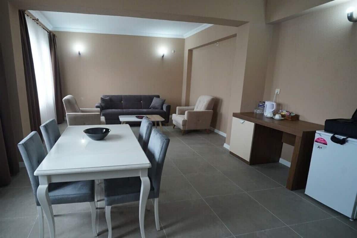 Suíte estúdio família | Frigobar, escrivaninha, Wi-Fi de cortesia, roupa de cama