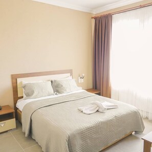 Driepersoonskamer | Een minibar, een bureau, gratis wifi, beddengoed