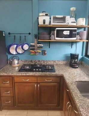 Refrigerador, microondas, tostadora y licuadora