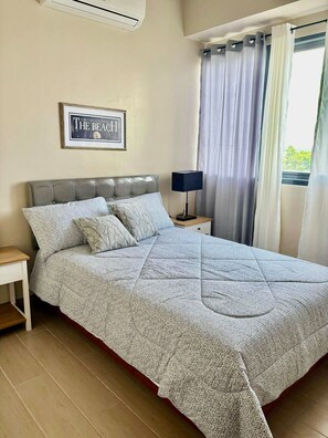 2 makuuhuonetta, tallelokero huoneessa, silitysrauta/-lauta