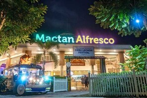 Ein Gebäude mit einem Schild, das „Mactan Alfresco“ und „Cebu Lechon Festival“ zeigt.