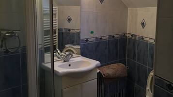 Een douche, een haardroger, handdoeken, zeep