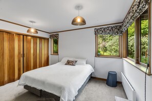 3 bedrooms, iron/ironing board, WiFi - Treetop Sanctuary - Titirangi Holiday Home (Auckland)