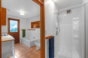 Shower, hair dryer - Treetop Sanctuary - Titirangi Holiday Home (Auckland)