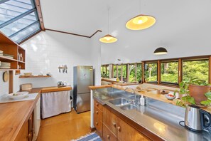 Fridge, dishwasher, toaster, high chair - Treetop Sanctuary - Titirangi Holiday Home (Auckland)