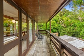 Property grounds - Treetop Sanctuary - Titirangi Holiday Home (Auckland)