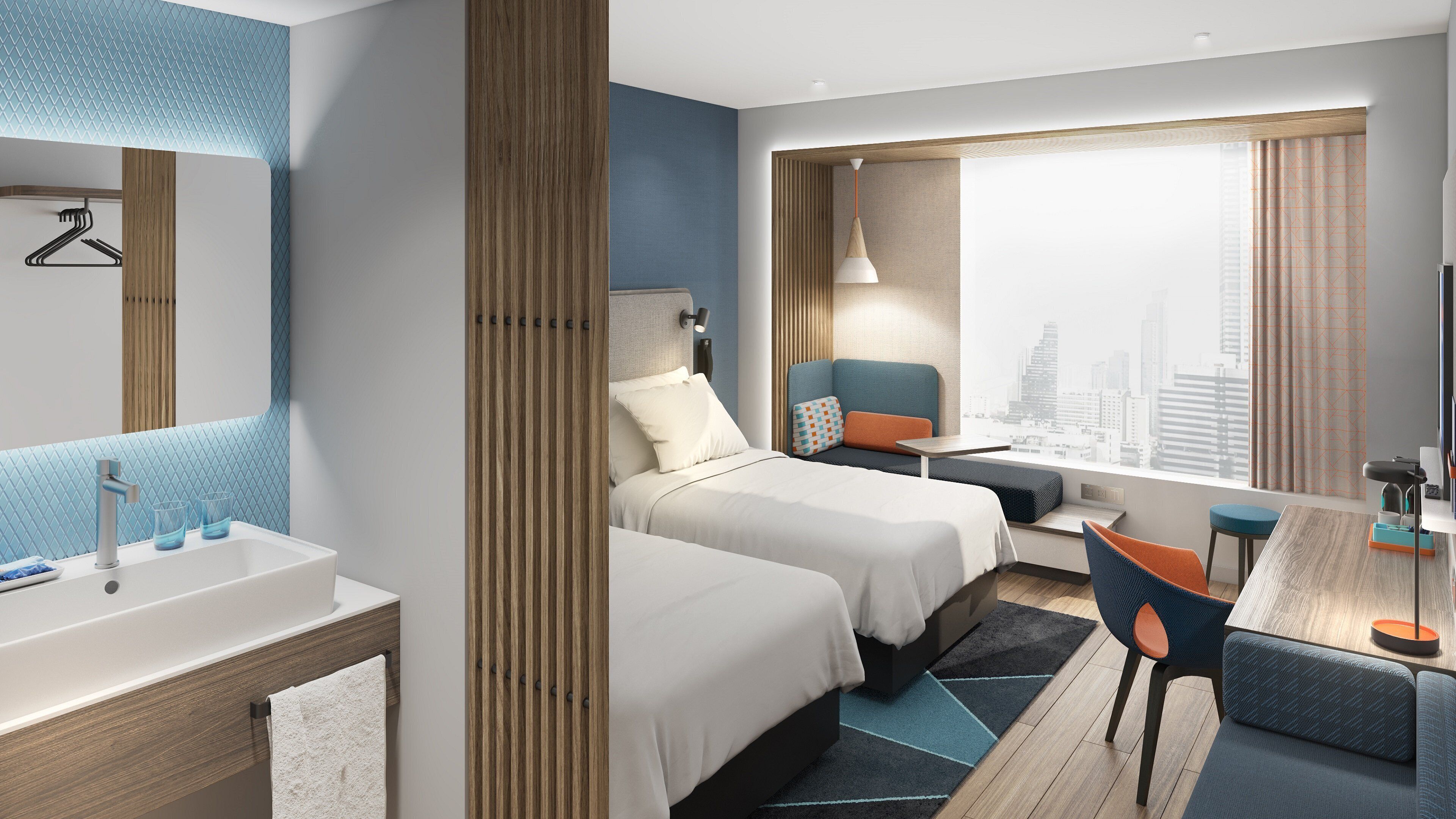 Luxe beddengoed, donsdekens, een bureau, een laptopwerkplek