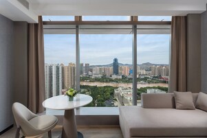 高级房 超大床 河景 | 高档床上用品、羽绒被、办公桌、笔记本电脑工作区