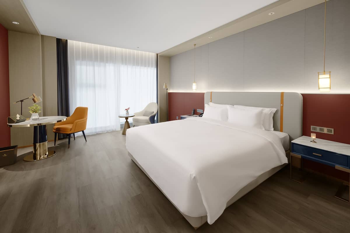 Standard Room (Upgraded) | Down comforters, minibar, in-room safe, blackout drapes
