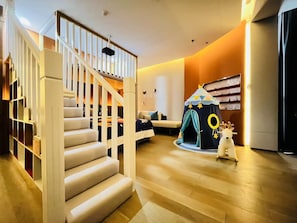 Habitación Grand, 1 cama de matrimonio grande (Super King, Kids Theme) | Edredones de plumas, minibar, caja fuerte y cortinas opacas
