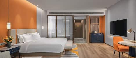Edredón, minibar y caja de seguridad en la habitación