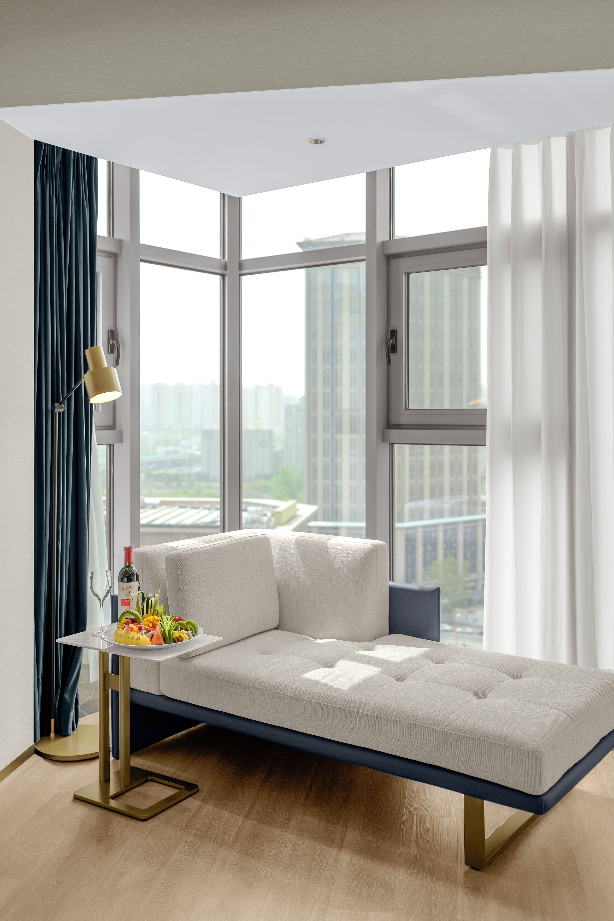 Edredón, minibar y caja de seguridad en la habitación 