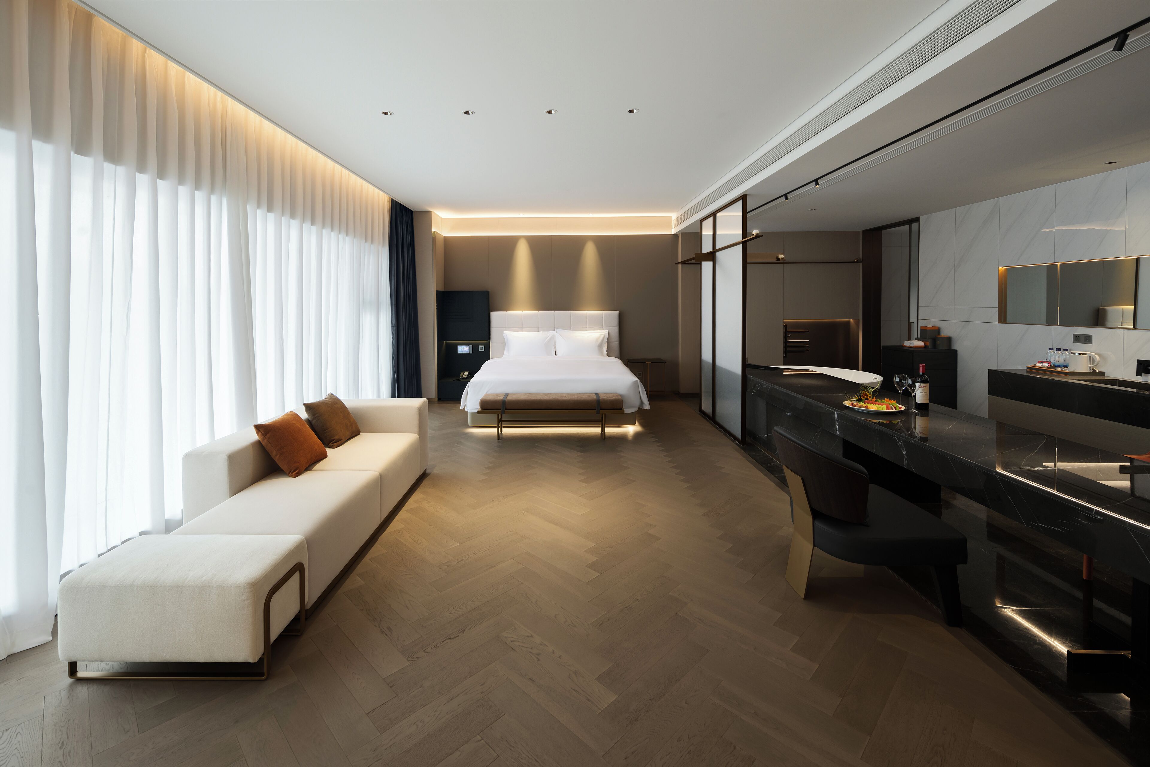 Suite, 1 cama de matrimonio grande (Super King) | Edredones de plumas, minibar, caja fuerte y cortinas opacas