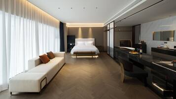Suite, 1 cama de matrimonio grande (Super King) | Edredones de plumas, minibar, caja fuerte y cortinas opacas