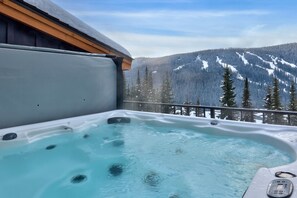 Outdoor spa tub - Open Concept 3 Bedroom, 2 Bathroom Townhome with Large Private Hot Tub, Great Views, Prime Ski-In/Out Access (Sun Peaks)