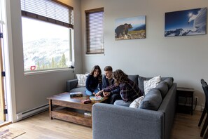 TV, fireplace - Open Concept 3 Bedroom, 2 Bathroom Townhome with Large Private Hot Tub, Great Views, Prime Ski-In/Out Access (Sun Peaks)