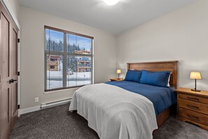 3 bedrooms, iron/ironing board, Internet, bed sheets - Open Concept 3 Bedroom, 2 Bathroom Townhome with Large Private Hot Tub, Great Views, Prime Ski-In/Out Access (Sun Peaks)