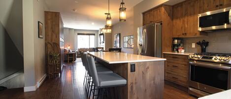 ثلاجة، ميكروويف، فرن، موقد طهي مسطح