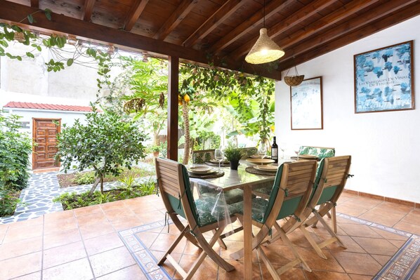 Outdoor dining - Garachico Center Secret Garden (Garachico)