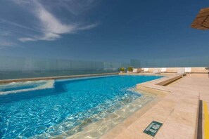 Innendørsbasseng og utendørsbasseng